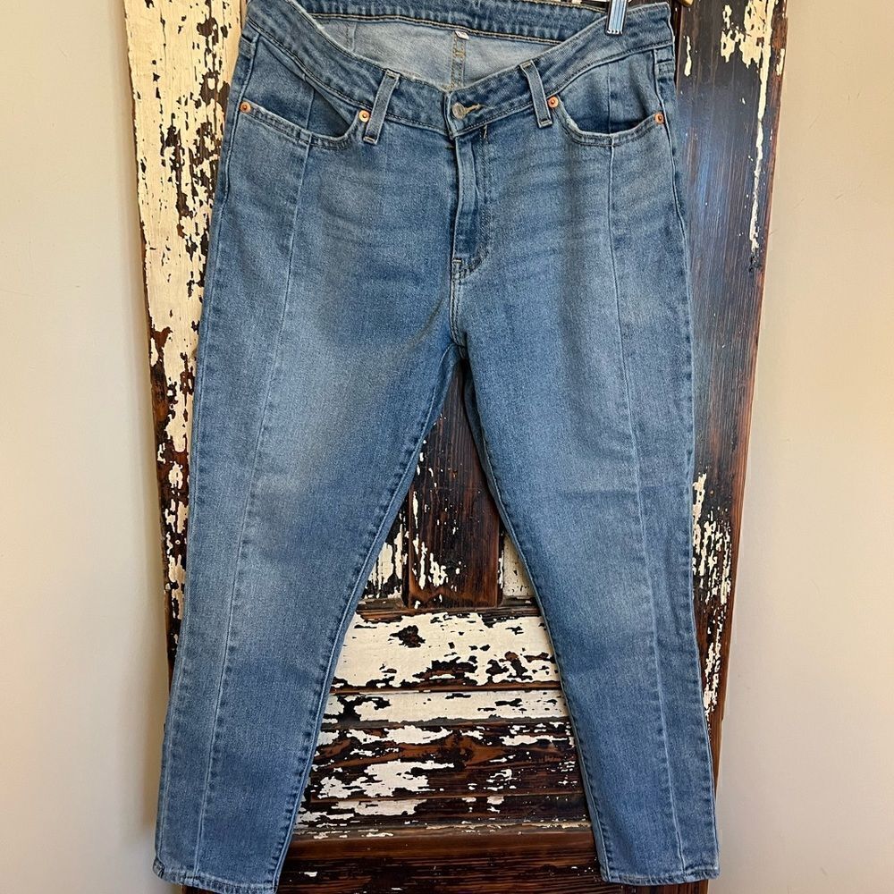 Women’s Levi’s size 32 center seam ankle jeans.